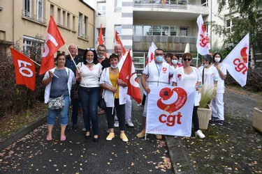 Un rassemblement devant l'hôpital de Riom (Puy-de-Dôme) contre l'obligation vaccinale pour les soignants