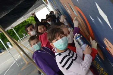 Trente-quatre écoliers de Jules-Ferry ont restauré au graff la fresque du mur de leur cour de récréation