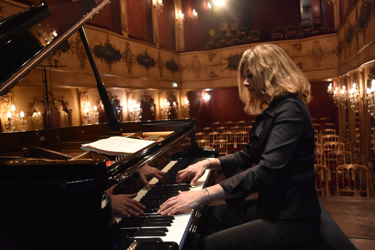 Elena Rozanova Elena Rozanova, pianiste russe en concert à Bourges, s'exprime sur la ...