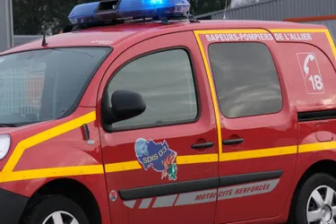 Les pompiers interviennent pour extraire une voiture de l'Allier à Saint-Rémy-en-Rollat (Allier)