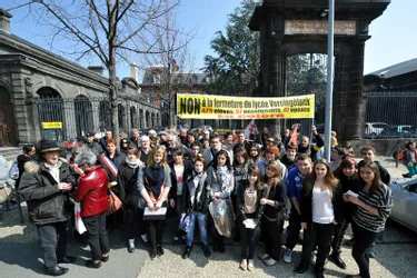 Plus de 300 personnes manifestent contre la fermeture des lycées de Romagnat et Lapalisse