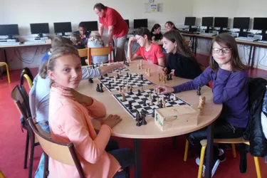 Un atelier d’échecs au collège de la Triouzoune