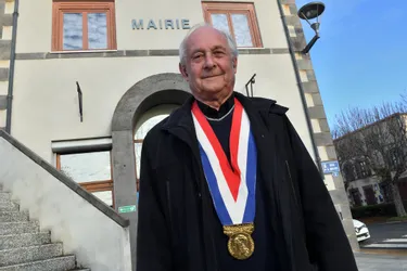 Une petite révolution à Chappes (Puy-de-Dôme) : après 40 ans comme maire, Claude Boilon rend l'écharpe