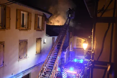 Une maison détruite par les flammes à Maurs (Cantal)