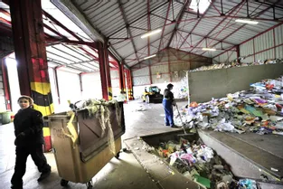 Les recyclables sont manipulés par des salariés d’Oxyplus