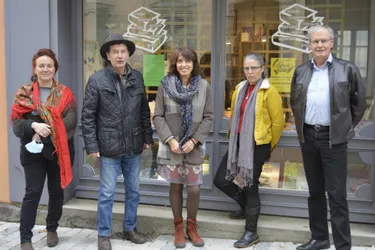 Des écrivains locaux réunis à Ambert (Puy-de-Dôme) pour demander la réouverture des librairies indépendantes