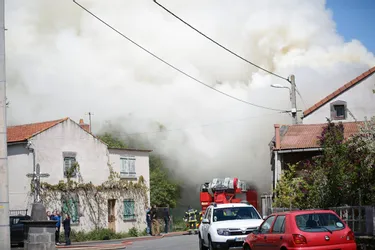 Une maison détruite par les flammes à Cellule