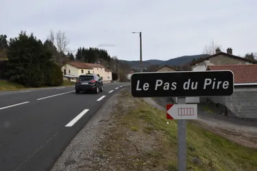 Sur le pas de la porte des habitants… du Pas du Pire, un hameau de Chabreloche et Celles-sur-Durolle (Puy-de-Dôme)