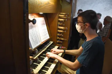 À 18 ans, il fait visiter l'orgue de l'église Saint-Genès à Thiers (Puy-de-Dôme), sur lequel il joue