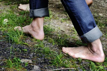 Everybody choose to walking barefoot