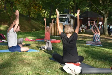 Des cours gratuits de yoga au lac du Causse, Brive Tourisme les a organisés et ça marche (Corrèze)
