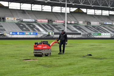 La pelouse du Stadium de Brive remise en état avant CAB-Pau