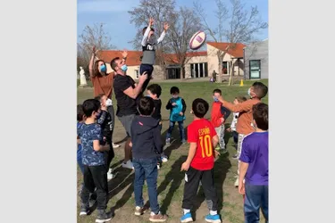 Camille Lopez partage sa passion du rugby avec des écoliers montferrandais (Puy-de-Dôme)