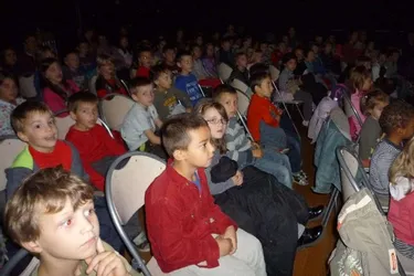 Une centaine d’enfants réunie au théâtre