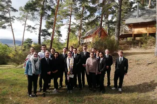 Les élèves du lycée hôtelier de Chamalières promus communicants du Domaine du lac, à Murol (Puy-de-Dôme)