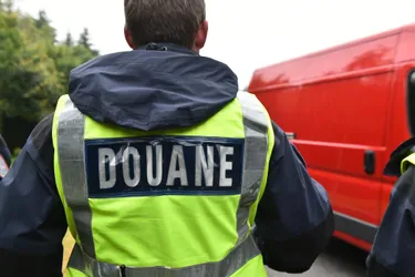 Contrôlé avec 170.000 € dans la voiture sur l'A75 dans le Cantal, un homme condamné à trois ans de prison ferme