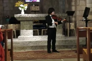 Un tout jeune violoniste en concert
