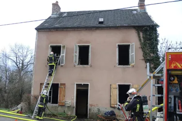Le feu détruit l'intérieur d'une maison d'habitation