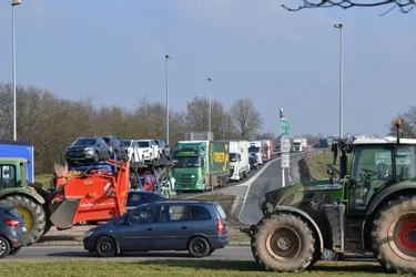 Barrage des agriculteurs : embouteillage de 10 km à Montmarault (Allier)