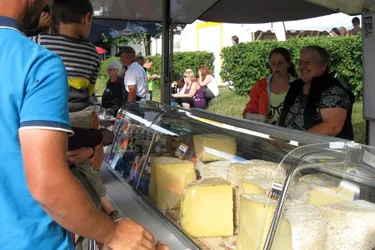 Près d’Anglards-de-Salers, la famille Pesteils fabrique fromages et charcuteries