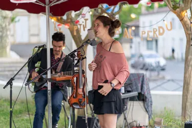 À la Fermanerie à Giat (Puy-de-Dôme), des concerts sont programmés tout l'été autour d'une table paysanne