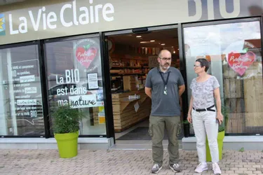 Fabien et Zoé Brousseloux ont quitté leurs emplois pour reprendre un magasin bio
