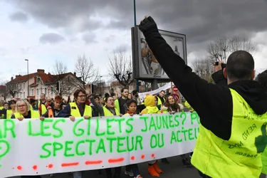 Vidéo : retour sur un mois de mobilisation des Gilets jaunes en Auvergne