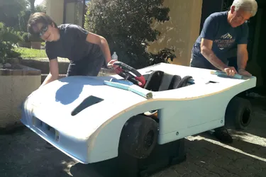 Jean-Paul et son petit-fils ont construit une caisse de descente, réplique d'une Porsche