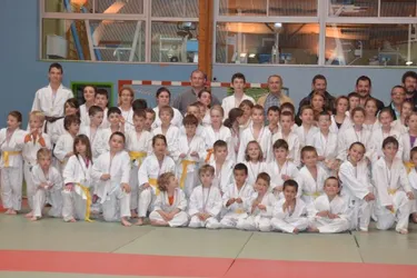 De nombreux judokas sur les tatamis