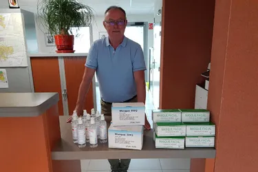 La mairie de Beauregard-Vendon (Puy-de-Dôme) fait un don de masques et de gel hydroalcoolique à une infirmière libérale