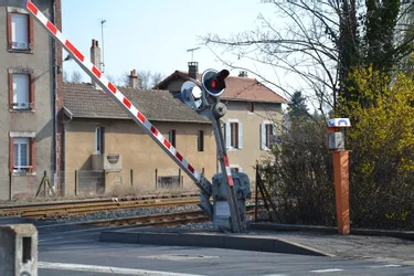 Un feu de signalisation embouti à Arvant coupe temporairement le trafic SNCF