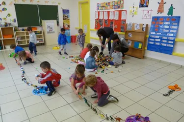 Les écoliers jouent aux Mini Zinzins
