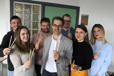 Opération anti-plastique : élèves et profs, tous au crayon de bois à Saint-Pourçain-sur-Sioule (Allier) !
