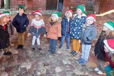 Les écoliers chantent Noël avec bonheur