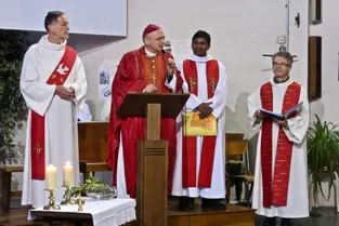 L’Archevêque François Kalist célèbre la messe à Saint-Jean-Marie-Vianney