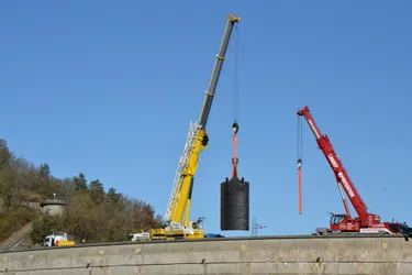 Comment EDF a évacué deux vannes de 23 tonnes des eaux du barrage de Bort-les-Orgues
