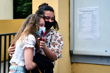 Explosion de joie devant les résultats du bac au lycée d'Arsonval à Brive : nos plus belles images