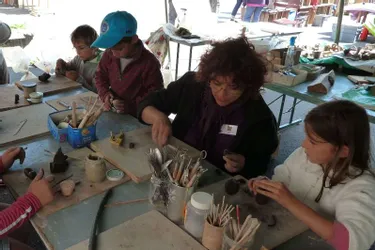 Les enfants initiés à l’art de la poterie