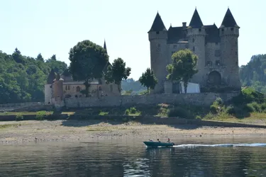 Balade nautique sur la Dordogne et le lac de Bort-les-Orgues, en haute Corrèze