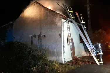Une maison détruite par le feu à Saint-Germain-des-Fossés (Allier)