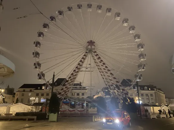 Un homme monte au sommet de la grande roue d’Orléans, les pompiers obligés d’intervenir