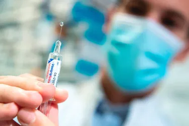 Les vaccins anti-grippe arrivent au compte-gouttes pour les personnes à risques dans les pharmacies du Puy-de-Dôme