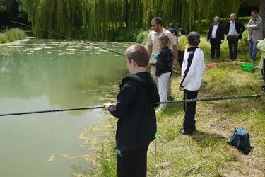 Des écoliers lapalissois initiés à la pêche