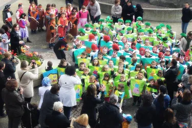Le carnaval très coloré des écoliers