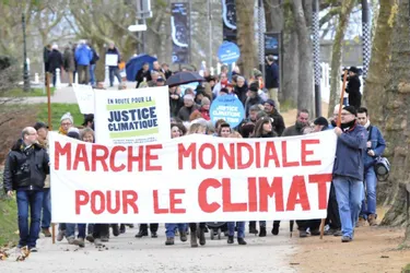 Environ 130 personnes ont participé à la marche mondiale pour le climat, hier après-midi
