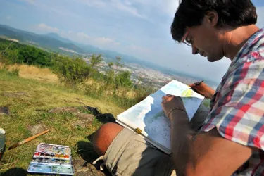 Trois carnettistes dessinent les puys de la région depuis le plateau de Gergovie