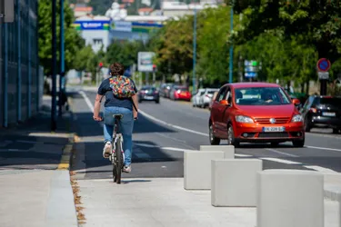 Une piste cyclable transitoire pour le boulevard Dumas à Clermont-Ferrand (Puy-de-Dôme)