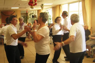 Des danses à la maison de retraite