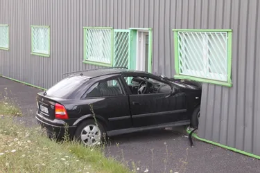 Haute-Loire : la voiture transperce le mur d'une ciergerie !