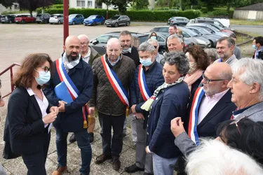 Une trentaine d'élus se mobilisent contre la fermeture de la trésorerie de Manzat (Puy-de-Dôme) : "On déshabille les services publics en France"
